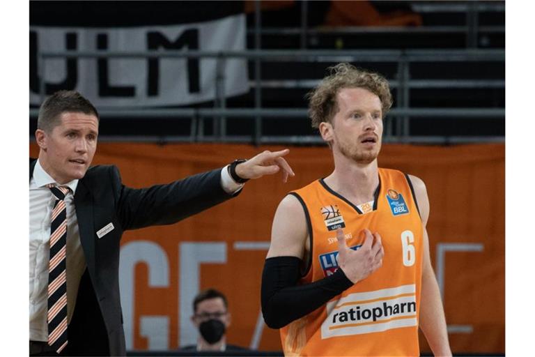 Per Günther (r) und der Ulmer Trainer Jaka Lakovic. Foto: Stefan Puchner/dpa/Archiv