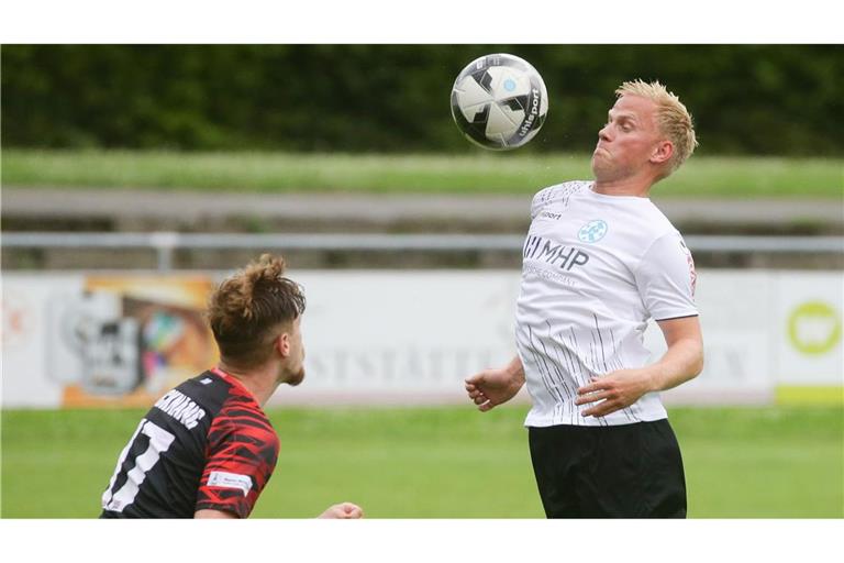 Per Lockl (re.) erzielte für die Kickers im Vorbereitungsspiel gegen den SC Freiburg II zwei Tore vor der Pause.