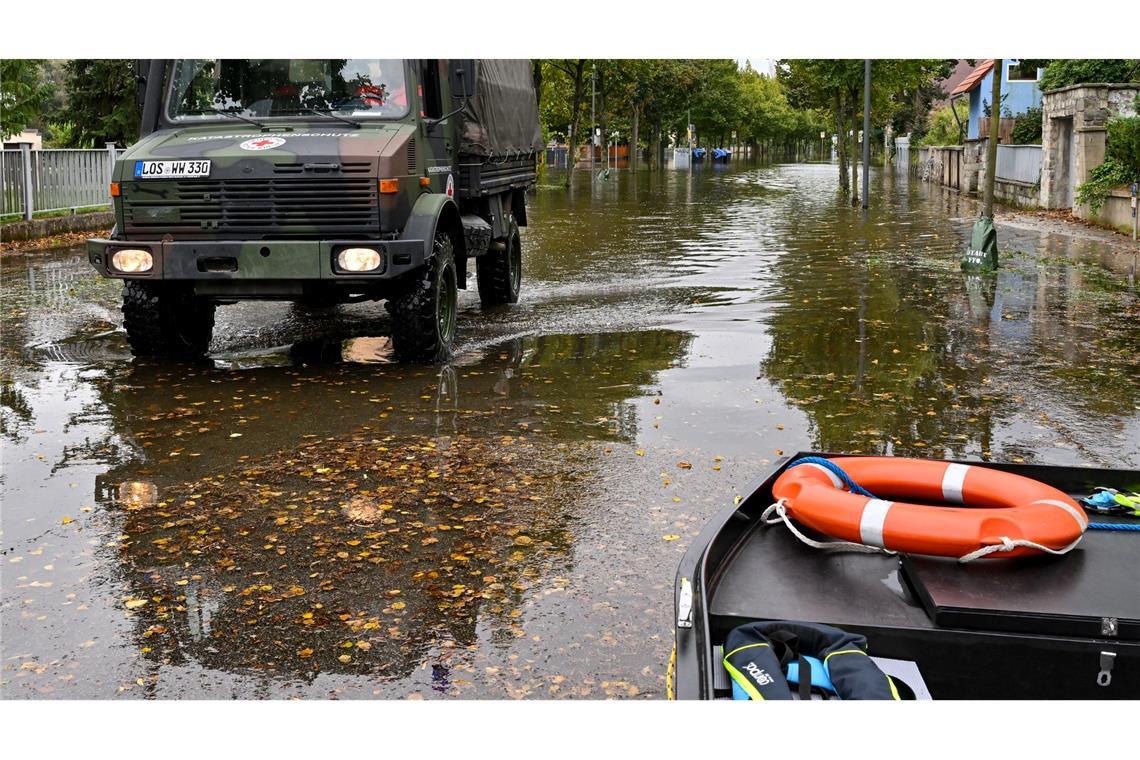 Per Unimog werden Bewohner aus einer überfluteten Straße in Frankfurt (Oder) gefahren.