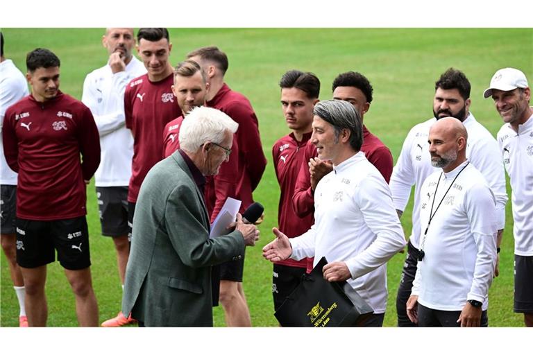 Persönliche Begrüßung: Der baden-württembergische Ministerpräsident Winfried Kretschmann besucht das Training der Schweizer Fußballnationalmannschaft in Stuttgart.