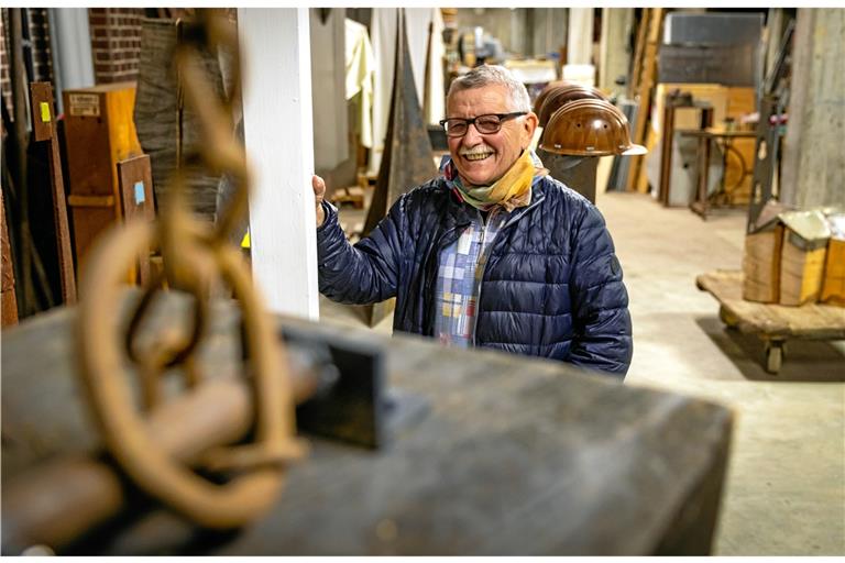 Peter Haußmann in seinem Atelier in der einstigen Spinnerei Adolff in Backnang. Dort arbeitet er seit dem Jahr 2011. Foto: A. Becher