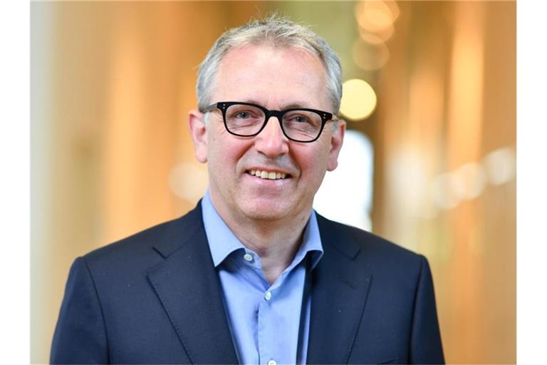 Peter Kurz, Oberbürgermeister der Stadt Mannheim, steht im Rathaus. Foto: Uwe Anspach/dpa