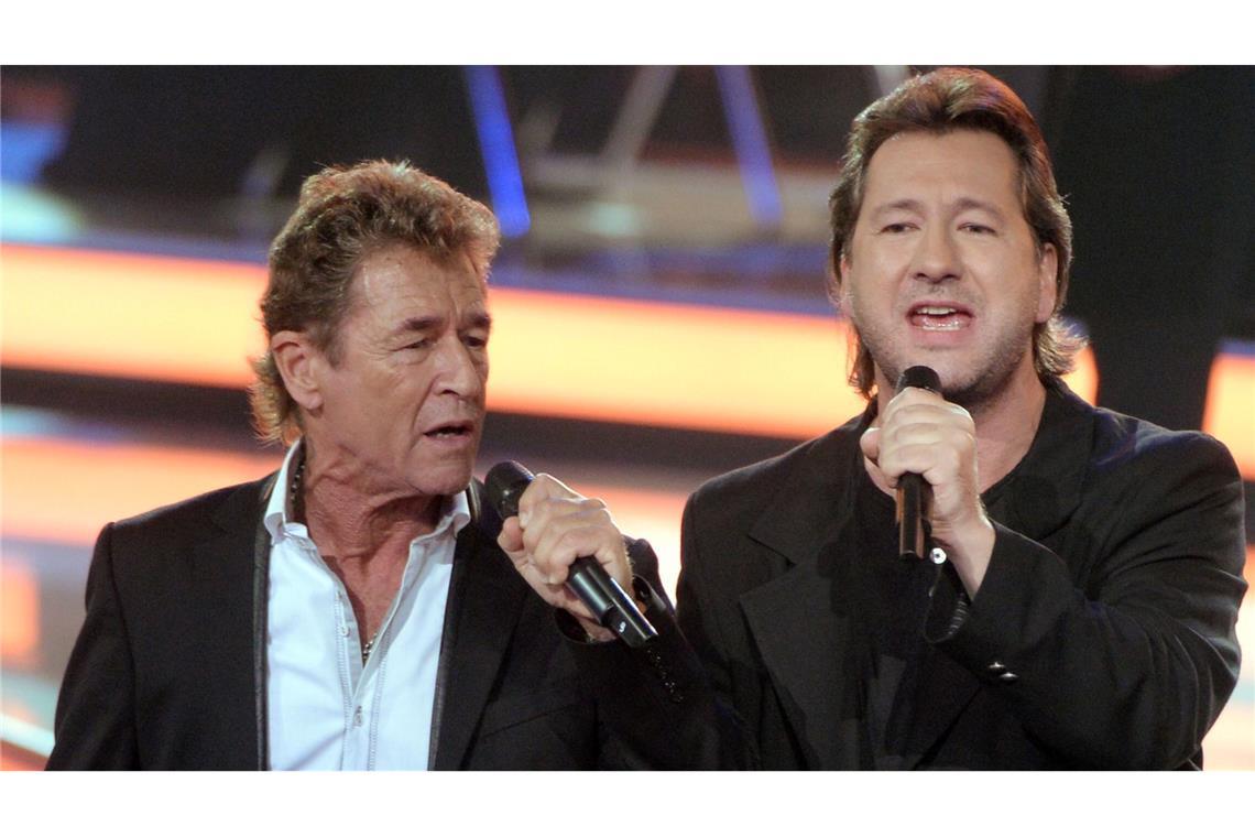 Peter Maffay - hier mit Karat-Sänger Claudius Dreilich (rechts) - hat noch vor dem Mauerfall den Karat-Song "Über sieben Brücken musst Du gehn" gecovert. (Archivbild)