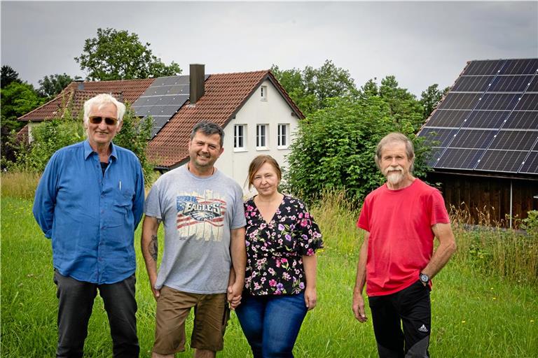 Peter Müller, Frank Besler, Renata Wenzel und Joachim Wagner (von links) blicken hoffnungsvoll in die Zukunft des Naturfreundehauses. Im Hintergrund sind die Fotovoltaikanlagen auf der Gaststätte (links) und dem Schlafhaus (rechts) zu sehen. Foto: Alexander Becher