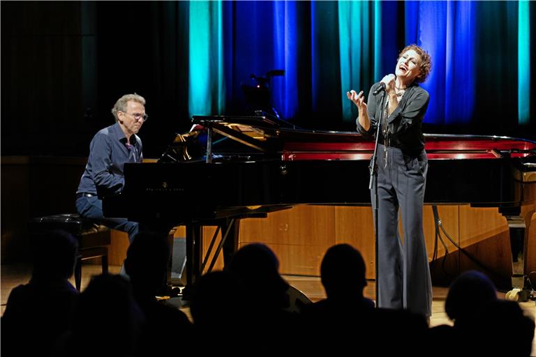 Peter Schindler hat Mörikes Liebesgedichte und die weiterer Dichter aus verschiedenen Epochen in Chansons verwandelt, jazzig, poppig, garniert mit ein bisschen Weltmusik. Im Bürgerhaus begleitet er am Flügel die Sopranistin Sandra Hartman. Foto: Alexander Becher