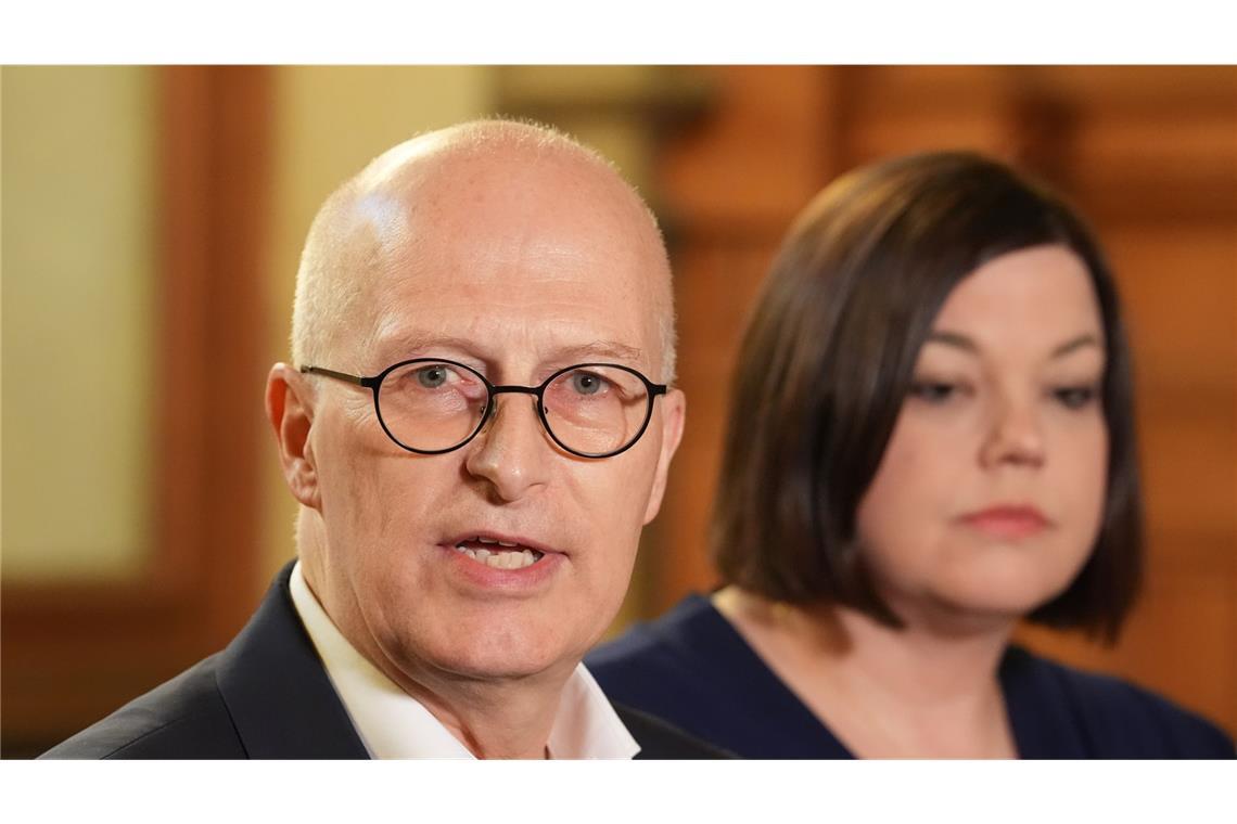 Rot-Grüner Koalitionsvertrag steht Peter Tschentscher (SPD), Erster Bürgermeister von Hamburg, neben Katharina Fegebank (Bündnis 90/Die Grünen), Spitzenkandidatin zur Bürgerschaftswahl