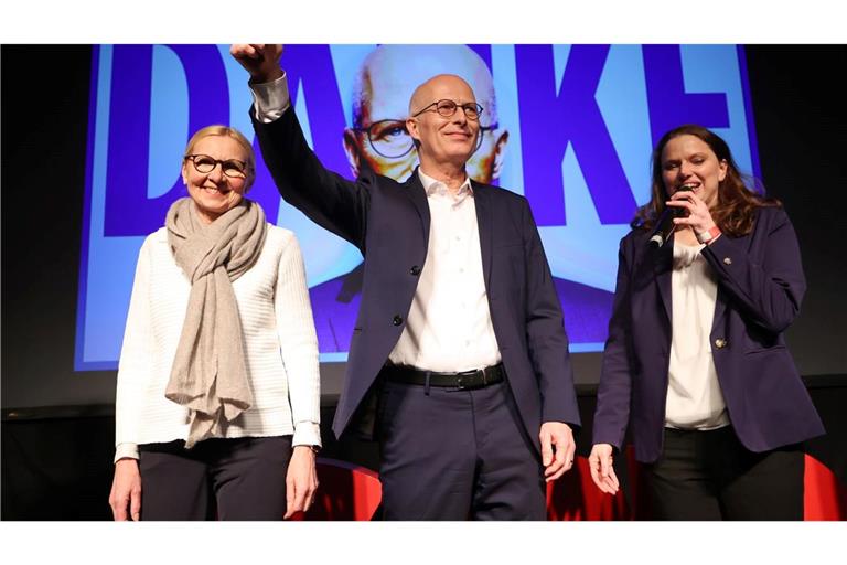 Peter Tschentscher winkt bei der Wahlparty der Hamburger SPD in der Markthalle.