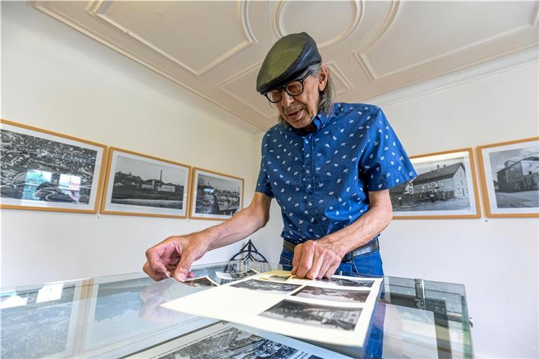 Peter Wolf bereitet historische Fotografien der Stadt auf. Foto: Alexander Becher