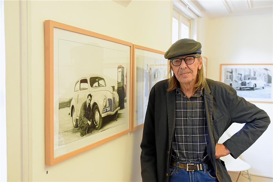 Peter Wolf hat zahlreiche Anekdoten und Geschichten zu seiner neuen Ausstellung parat. Foto: Tobias Sellmaier