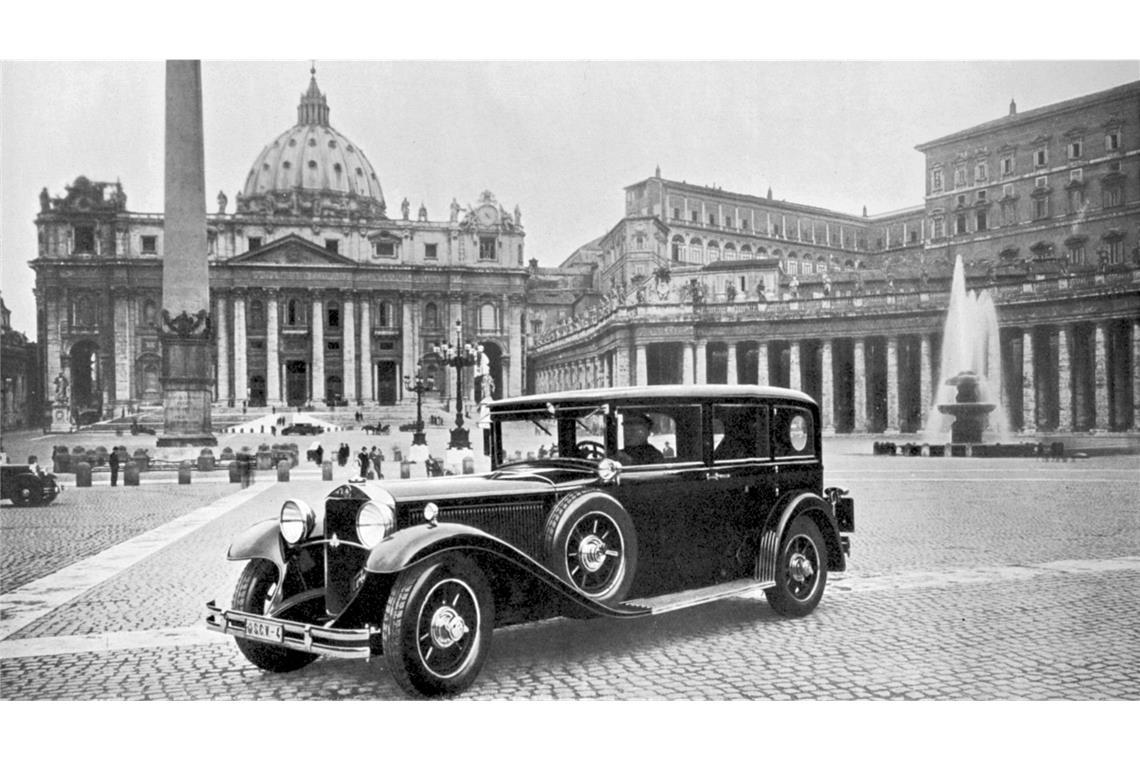 Petersplatz 1930: das erste Auto des Papstes ist ein Mercedes-Benz Nürburg 460.