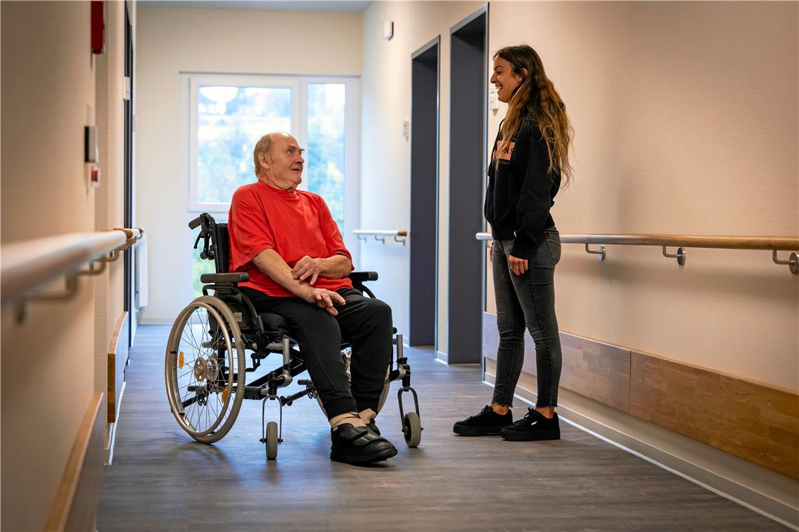 Pflegedienstleitung Vassiliki Xanthopoulou begleitet Dieter Klier im Pflegestift Backnang zu einem Termin. Foto: Alexander Becher 