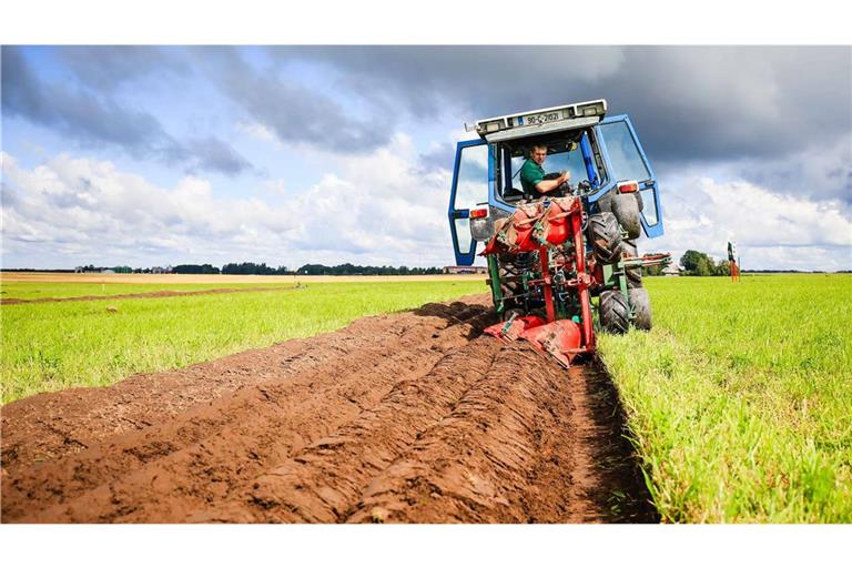 Pflügen ist die erste und wichtigste Arbeit des Jahres beim planmäßigen Anbau von Nutzpflanzen und garantiere die Fruchtbarkeit der obersten Erdschicht.