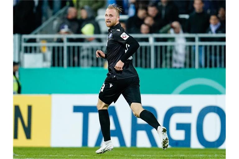 Philipp Hofmann vom Karlsruher FC jubelt über ein Tor. Foto: Uwe Anspach/dpa/Archivbild