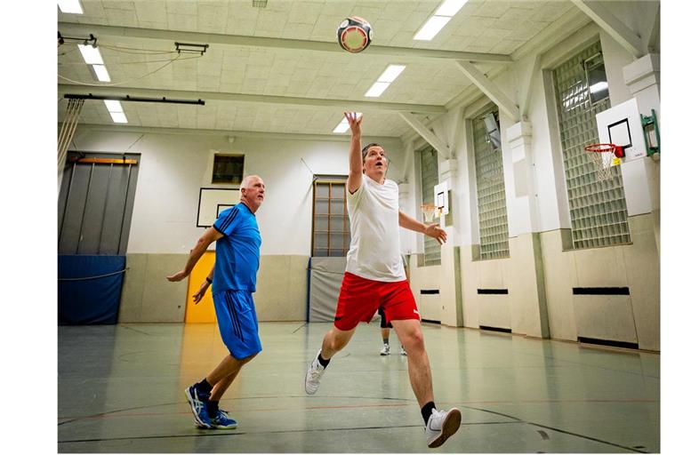 Philipp Krauter trifft mit einem schönen Lupfer, Hansjörg Birkner staunt. Foto: Alexander Becher