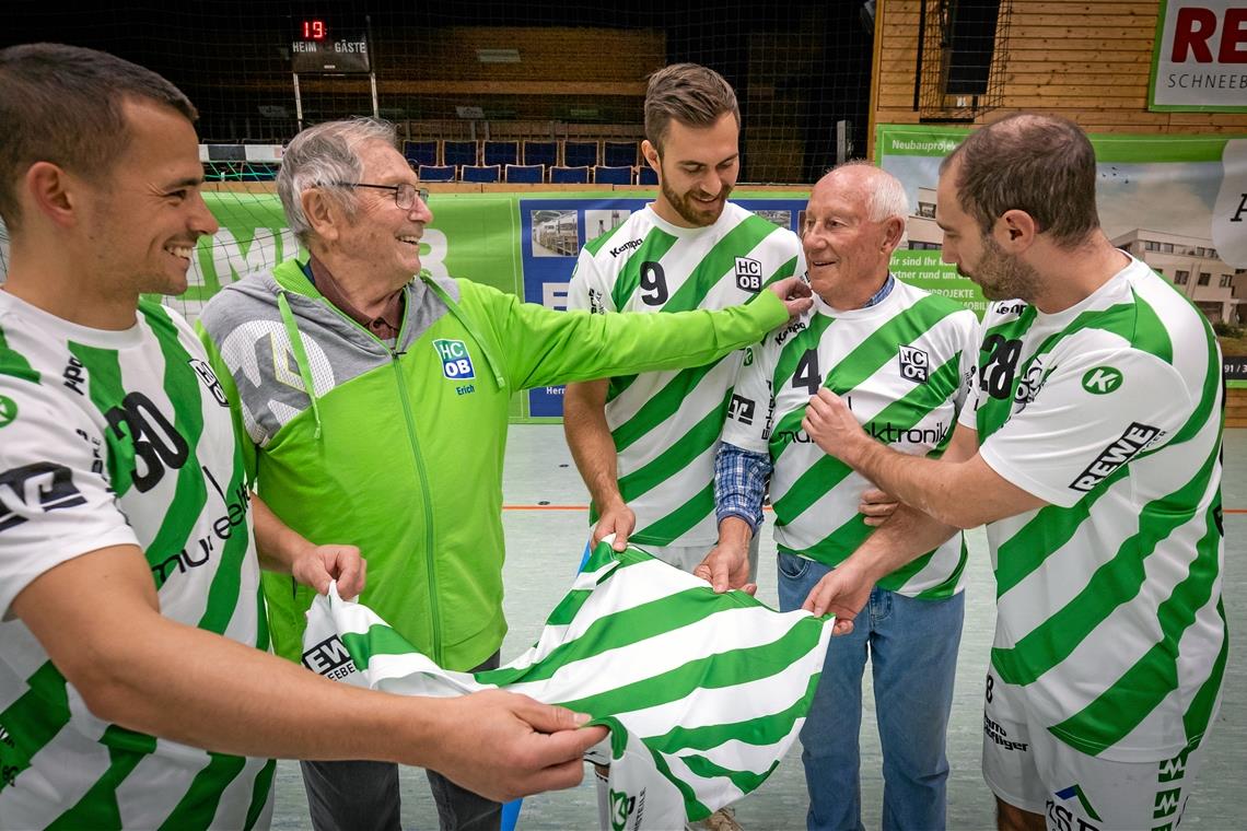 Philipp Maurer, Erich Maier, Ruben Sigle, Willy Friz und Florian Frank (von links) freuen sich auf das 1250. Spiel. Foto: Alexander Becher