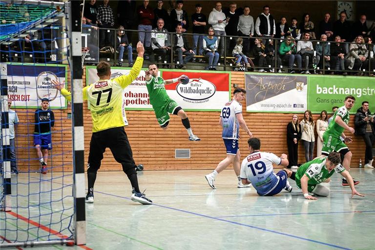 Philipp Maurer im Anflug: Der Routinier auf Außen steuert fünf Tore zum siebten HCOB-Heimsieg in dieser Saison bei. Foto: Alexander Becher