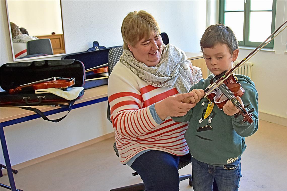 Philo versucht sich an der Violine unter der Anleitung von Wiltrud Hümmelchen. Foto: Tobias Sellmaier