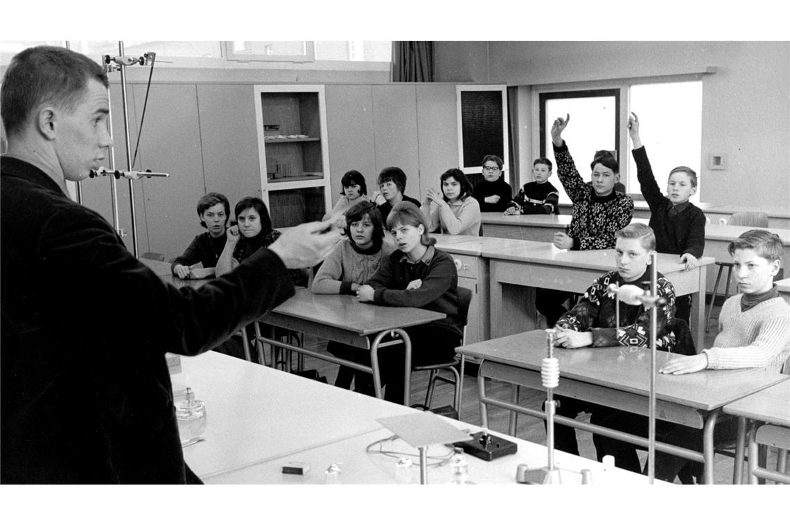 Physikunterricht in einer Volksschule vor 60 Jahren in Duisburg. (Archivfoto)