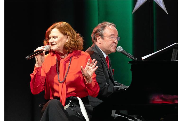 Pianist Peter Grabinger begleitet Pe Werner bei ihren Liedern auf dem Klavier. Foto: Alexander Becher 