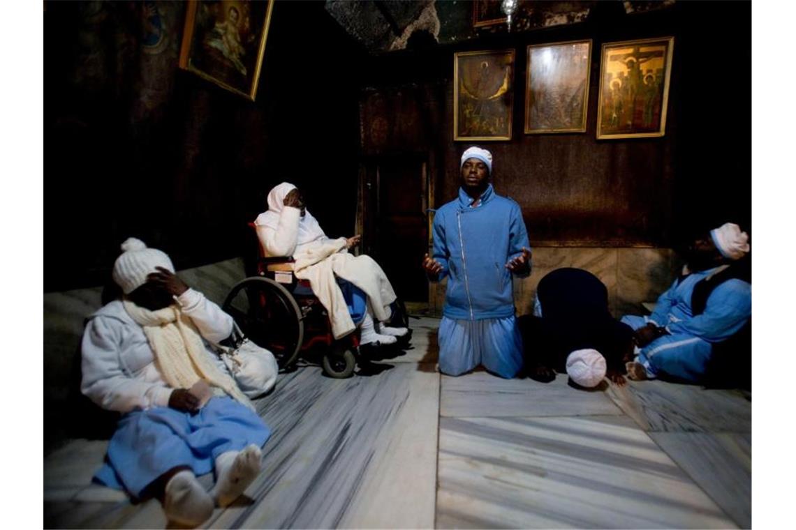 Christen in aller Welt feiern Weihnachten Pilger in der Grotte der Geburtskirche in Bethlehem - nach christlicher Überlieferung jener Ort, an dem Jesus zur Welt kam. Foto: Majdi Mohammed/AP/dpa