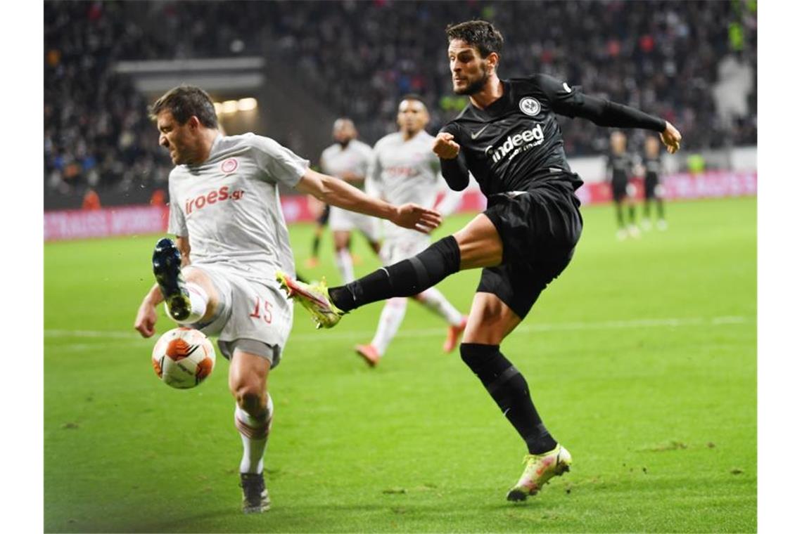 Eintracht übernimmt mit Sieg über Piräus Gruppenspitze Piräus-Verteidiger Sokratis (l) spielte in der Bundesliga einst für Werder Bremen und Borussia Dortmund. Foto: Arne Dedert/dpa