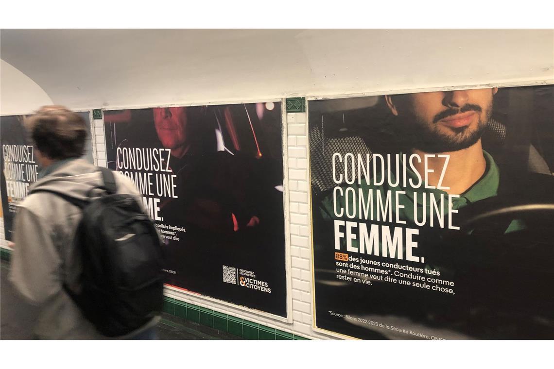 Plakatwand in einer Metro-Unterführung für die Kampagner "Fahre Auto wie eine Frau" (Conduisez comme une femme).