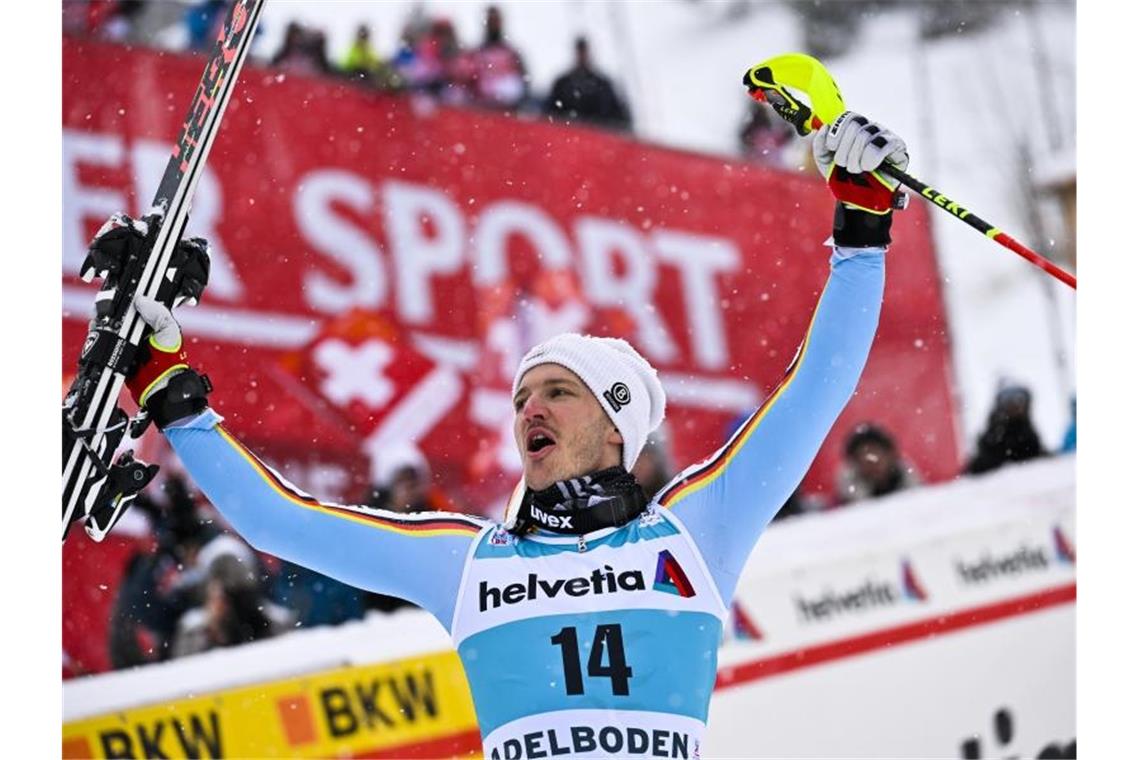 Straßer rast aufs Podium und knackt Olympia-Norm Platz drei in Adelboden bedeutet auch die Olympia-Teilnahme für Linus Straßer. Foto: Jean-Christophe Bott/KEYSTONE/dpa