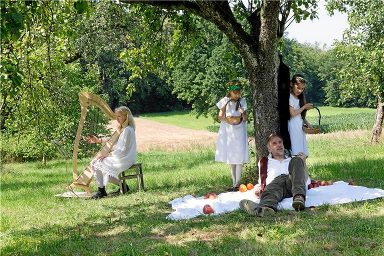 Poetische Station auf einem Rundweg unter dem Motto „Ins Blaue“. Szene mit Berenike Birth (Harfe), Schauspieler Uwe-Peter Spinner und Elevinnen der Ballettschule Rüter. Foto: J. Fiedler