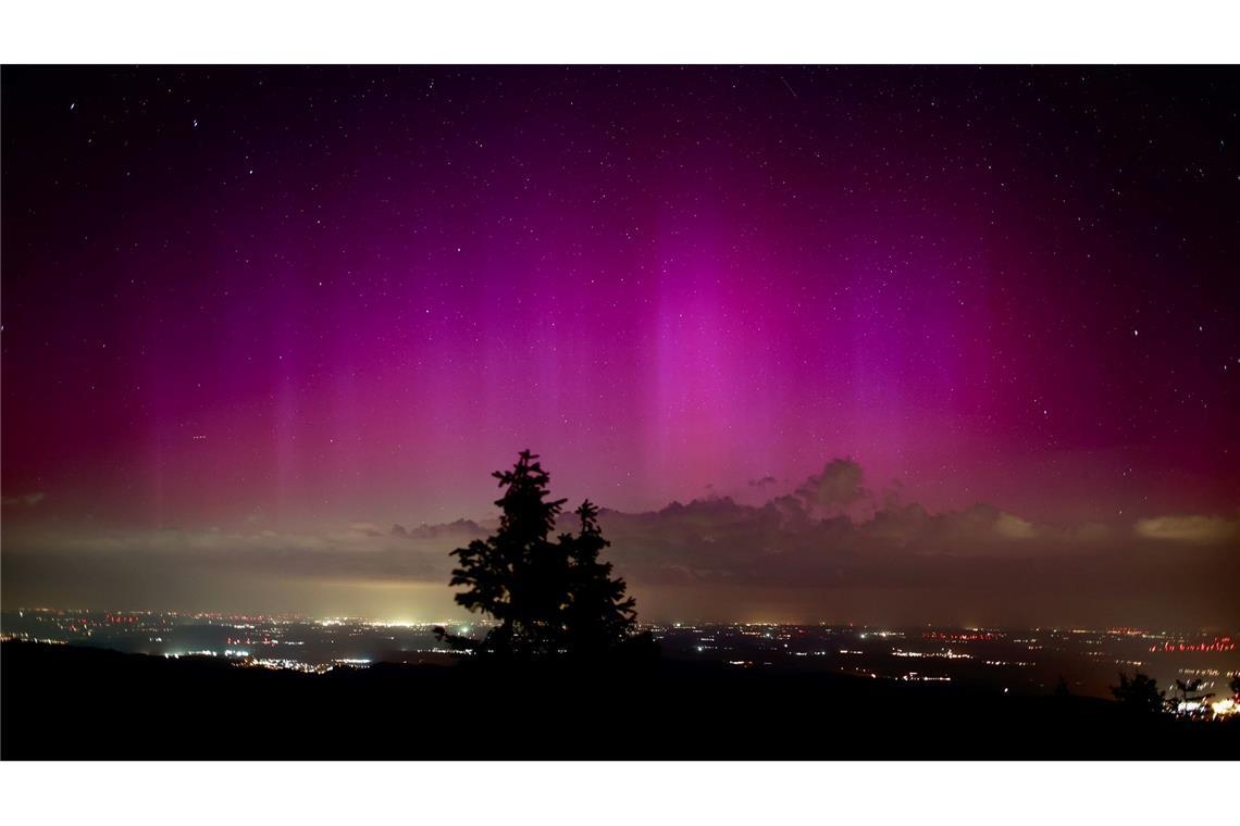 Polarlichter erscheinen am Himmel in einer sternenklaren Nacht auf dem Brocken.