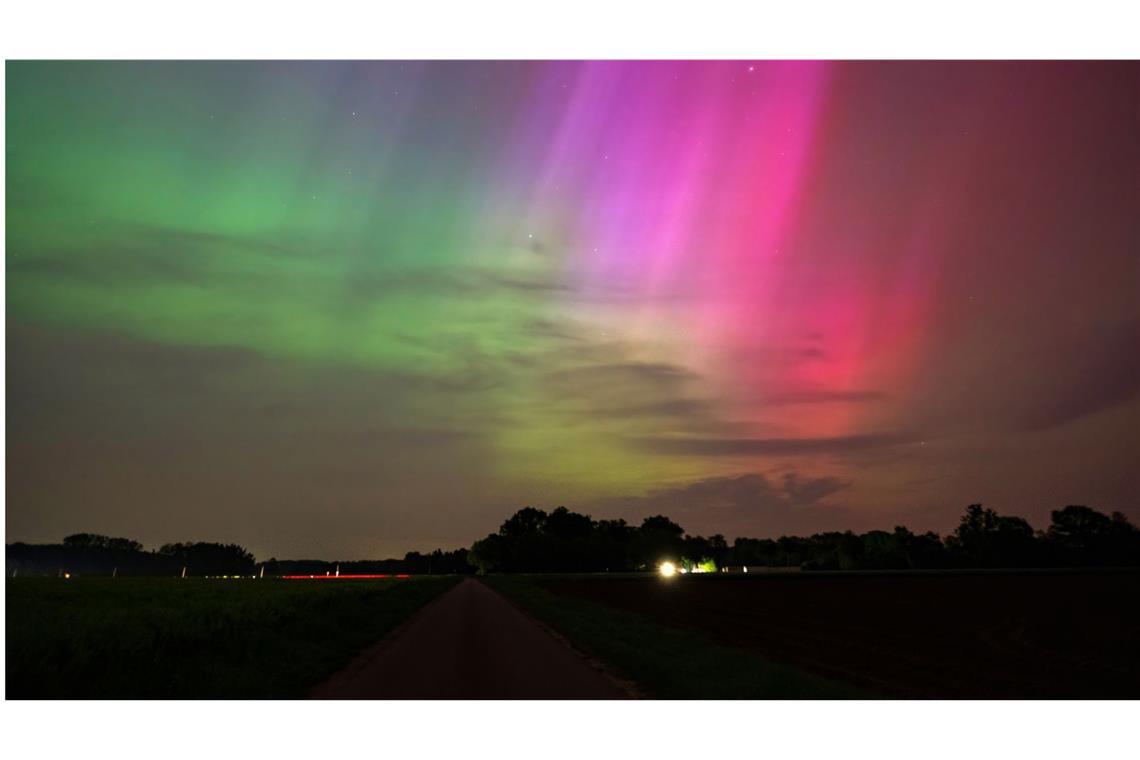 Polarlichter erscheinen am Himmel über Bersenbrück in Niedersachsen.