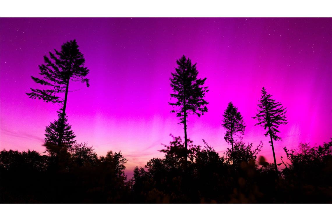 Polarlichter erscheinen am nächtlichen Himmel über dem Pferdskopf bei Treisberg im hessischen Hochtaunuskreis.