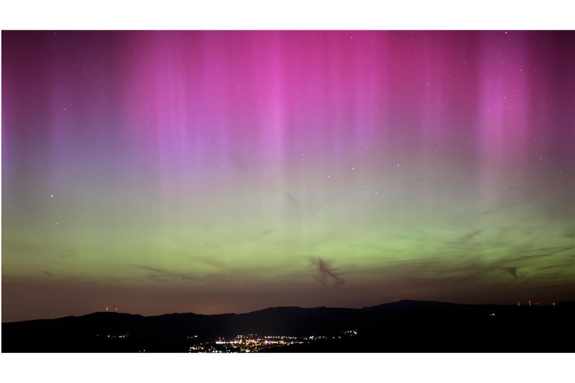 Polarlichter erscheinen über dem Dreisamtal bei Oberried nahe Freiburg im Schwarzwald.