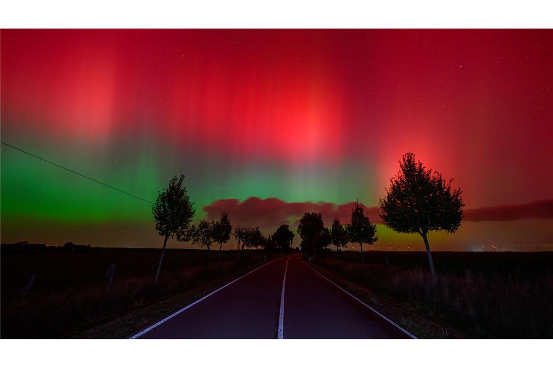 Polarlichter haben in Teilen Brandenburgs den Nachthimmel erhellt. Bei wolkenfreiem Himmel sei das Naturschauspiel in der ersten Nachthälfte gut zu sehen gewesen, hieß es beim Deutschen Wetterdienst.