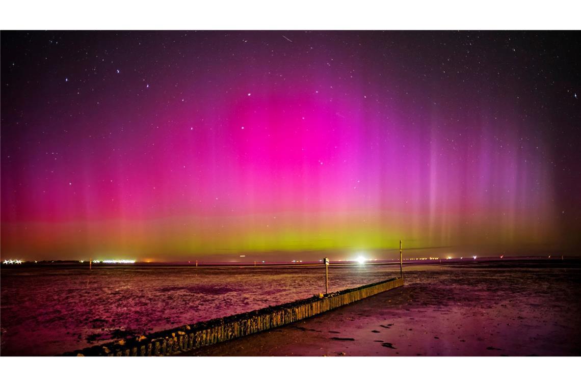 Polarlichter leuchten am Strand von Hooksiel.