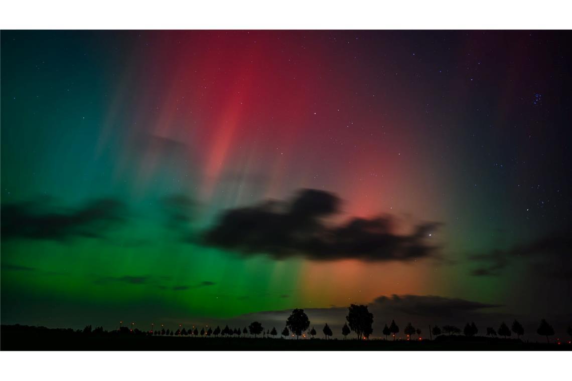 Polarlichter leuchten in verschiedenen Farben, weil verschiedene Teilchen der Lufthülle in verschiedenen Höhen angeregt werden. (Archivbild)