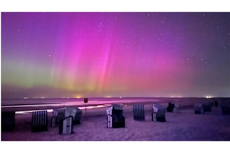 Polarlichter sind am Himmel über der Nordseeinsel Norderney zu sehen.