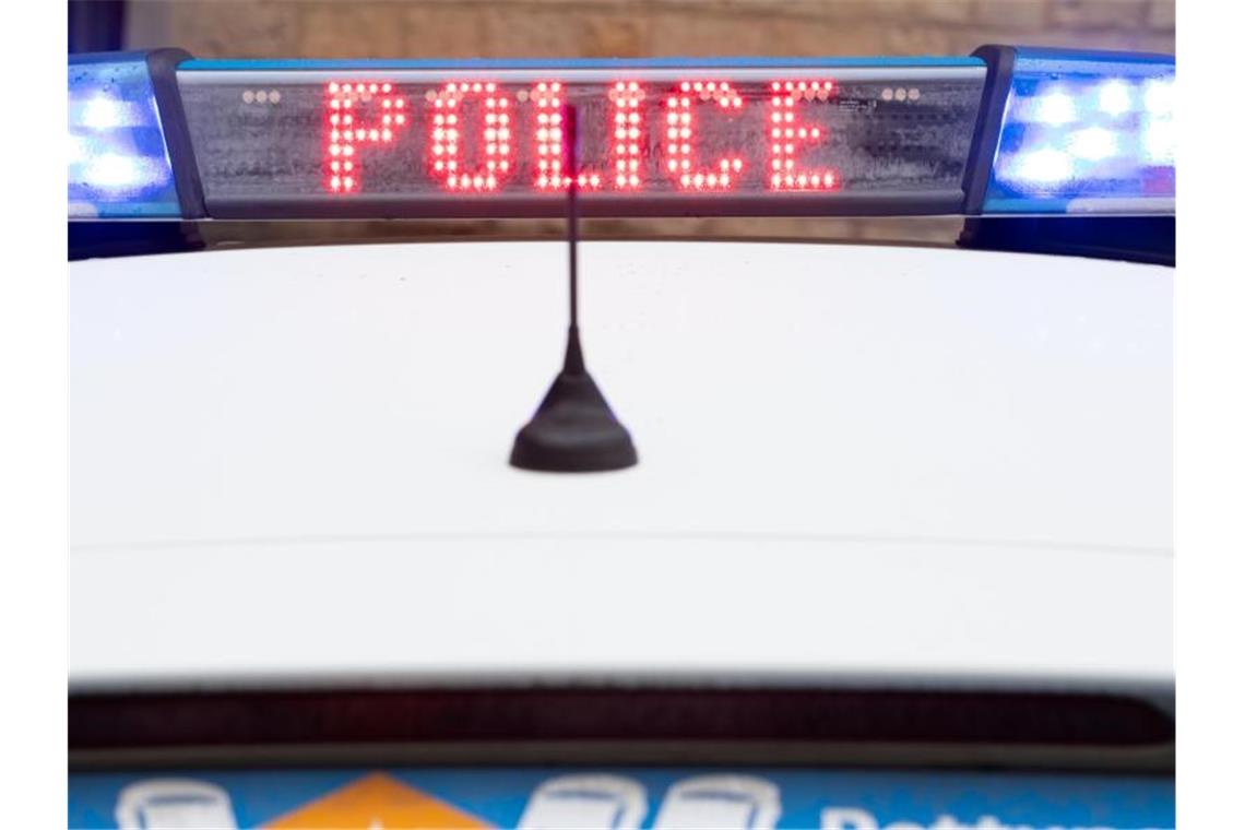 Mann stirbt nach Auffahrunfall auf A8 "Police" steht auf dem Display eines Polizeiwagens mit angeschaltetem Blaulicht. Foto: Friso Gentsch/dpa/Archivbild
