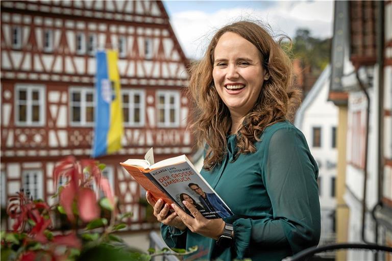 Ricarda Lang veröffentlicht ein Sachbuch Politik macht ihr weiterhin Spaß: Ricarda Lang mit ihrem neuen Buch bei einem Besuch in ihrem Wahlkreis in Backnang. Foto: Alexander Becher
