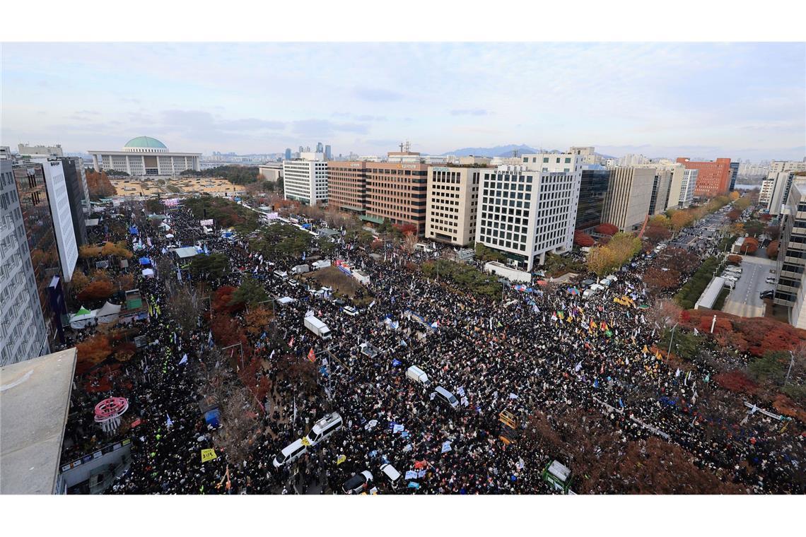 Politische Krise in Südkorea: Demonstranten fordern die Amtsenthebung des südkoreanischen Präsidenten vor der Nationalversammlung.