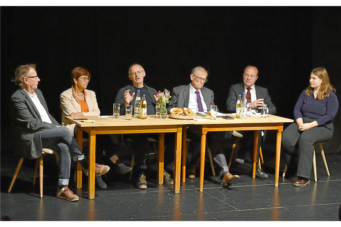 Politischer Frühschoppen mit Moderator Christian Muggenthaler (von links), der Bundestagsabgeordneten Ingeborg Gräßle, Autor Franz Huber, dem ehemaligen Bundestagsabgeordneten Robert Antretter, Historiker Carsten Kretschmann und der Abiturientin Marlene Heitkämper. Foto: Tobias Sellmaier