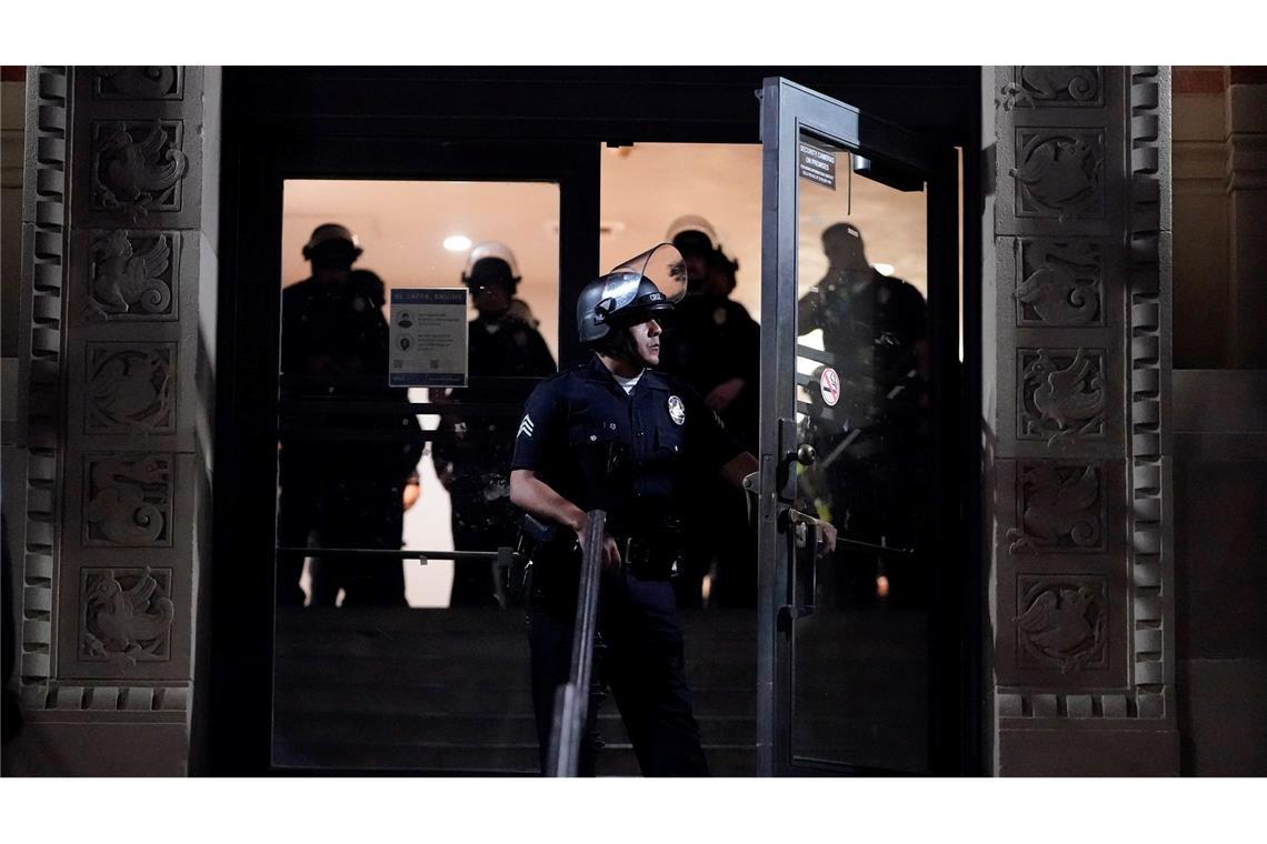 Polizei auf dem UCLA-Campus in der Nähe eines von pro-palästinensischen Demonstranten errichteten Lagers.