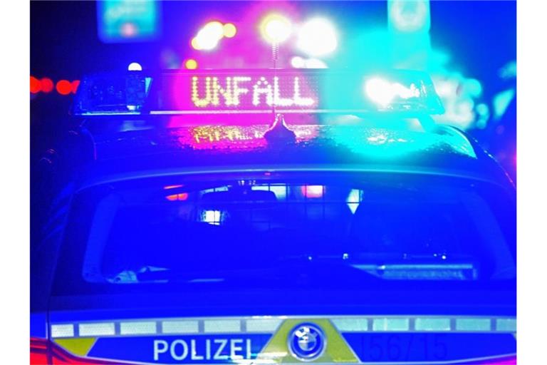 Polizei Blaulicht bei Unfallaufnahme. Foto: Stefan Puchner/dpa/Symbolbild