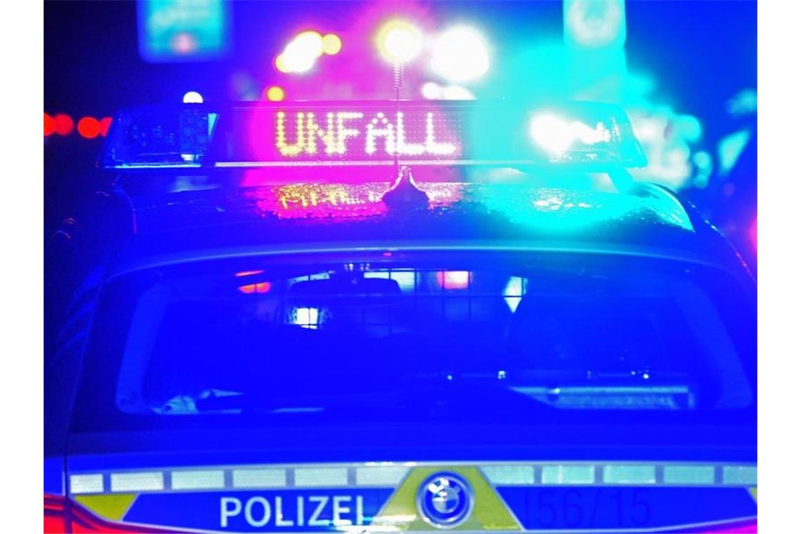 Polizei Blaulicht bei Unfallaufnahme. Foto: Stefan Puchner/dpa/Symbolbild