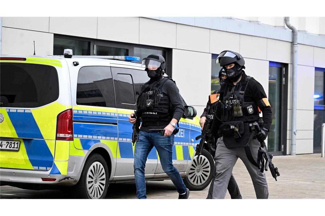 Polizei im Einsatz an dem Wuppertaler Gymnasium (Archivbild).