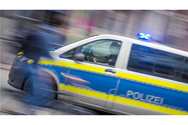 Polizei rückt mit Spezialkräften zu einer Einsatzlage in Karlsruhe aus.