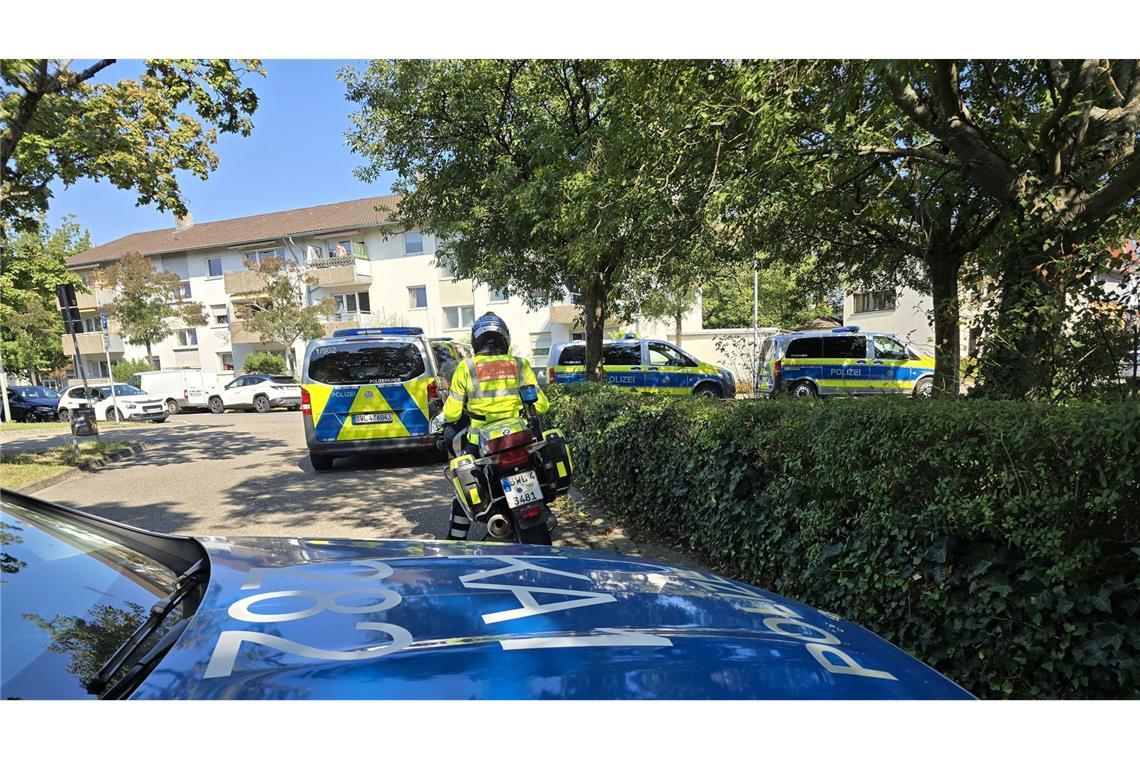 Polizei rückt mit Spezialkräften zu einer Einsatzlage in Karlsruhe aus.