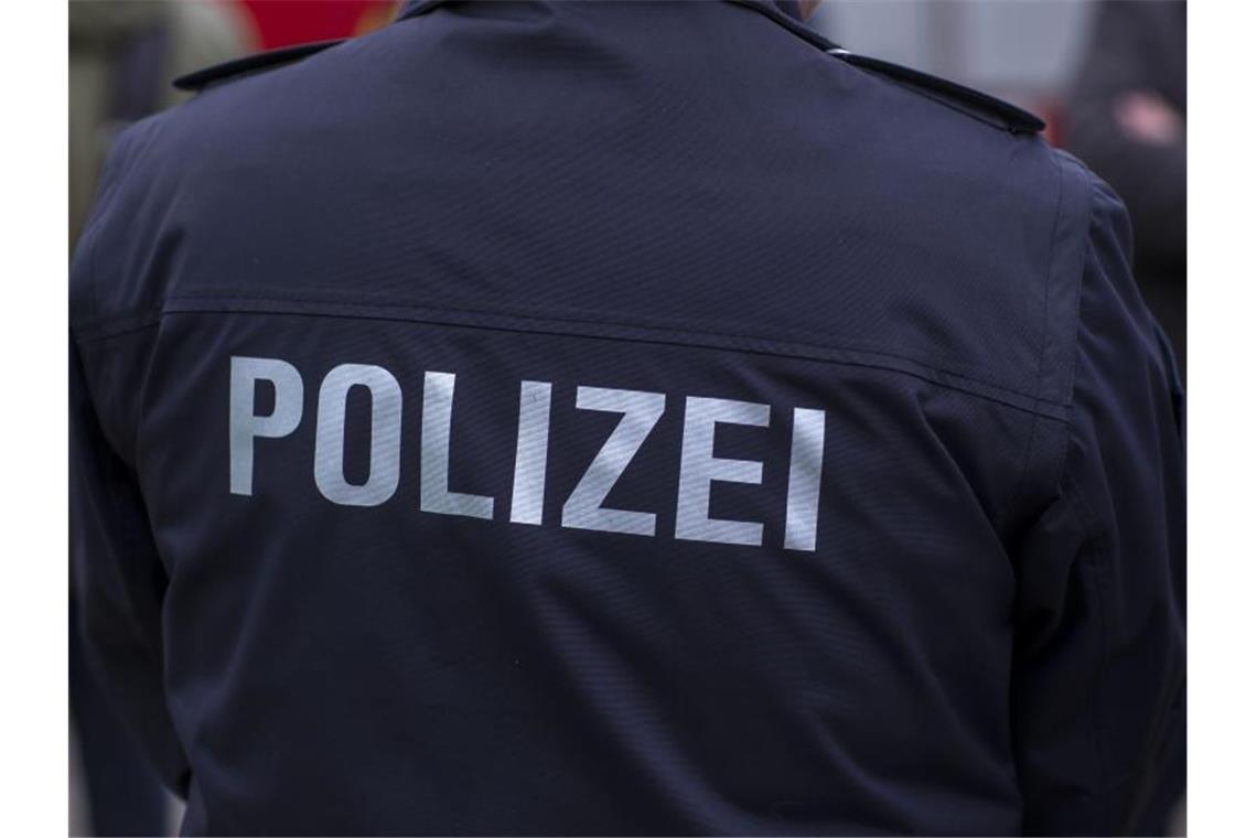 Polizei löst Autoposer-Treffen in Friedrichshafen auf „Polizei“ steht auf der Uniform eines Polizisten. Foto: Jens Büttner/zb/dpa/Symbolbild