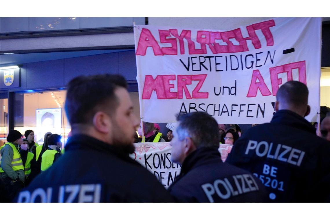 Polizei und Demonstranten