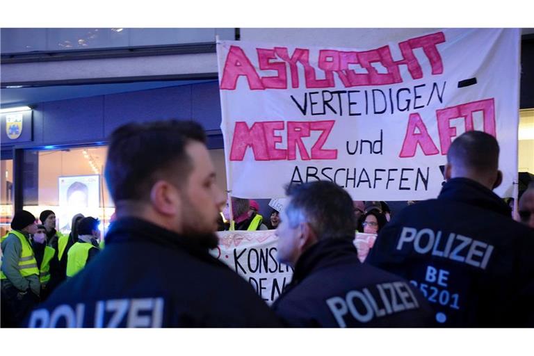 Polizei und Demonstranten