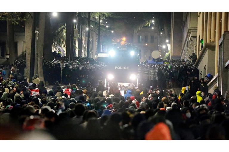 Polizei und Demonstranten lieferten sich in der Nacht schwere Auseinandersetzungen vor dem Parlamentsgebäude.